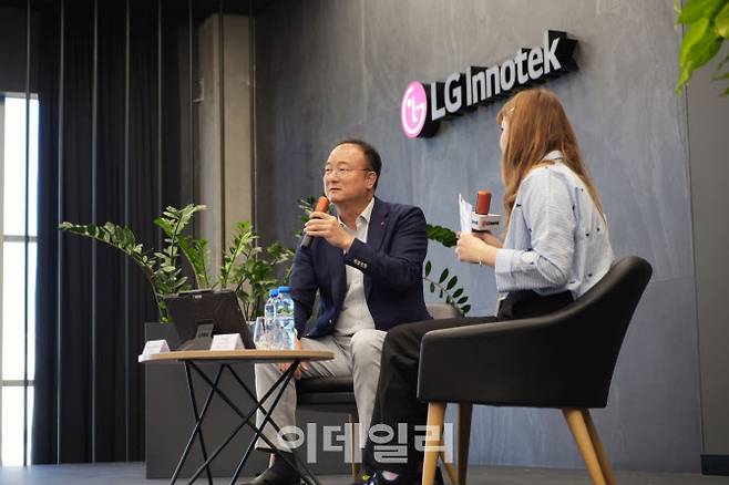 문혁수 LG이노텍 대표이사 부사장이 지난주 폴란드 법인을 찾아 직원들과 소통하고 있다.(사진=LG이노텍 SNS)