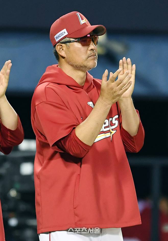 SSG 이숭용 감독이 20일 서울 잠실구장에서 열린 2025 KBO리그 두산과 경기에서 5-3으로 승리하며 3연승을 기록한 뒤 선수들에게 박수를 보내고 있다. 잠실 | 박진업 기자 upandup@sportsseoul.com