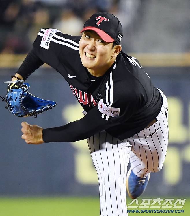 7회에도 혼신의 힘을 다해 공을 뿌린 손주영