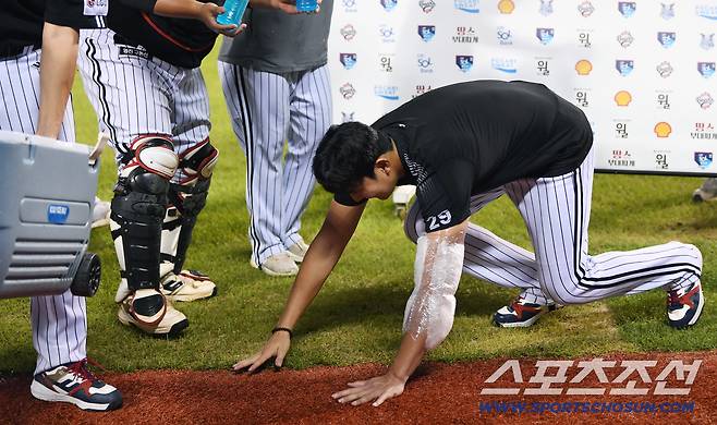 동료들의 기세에 엎드려 뻗친 10승 투수