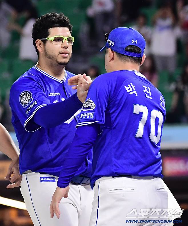 7일 인천 SSG랜더스필드에서 열린 SSG와 삼성의 경기. 삼성이 SSG에 승리하며 위닝시리즈를 달성했다. 경기 종료 후 후라도와 하이파이브를 나누고 있는 박진만 감독. 인천=송정헌 기자songs@sportschosun.com/2025.08.07/
