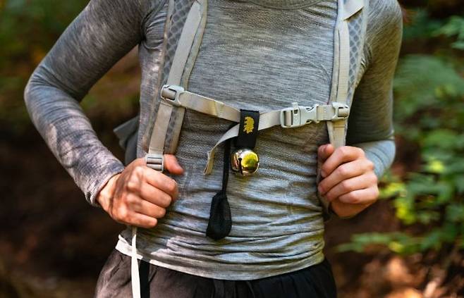 미국 코글란의 베어 벨(곰방울)제품. 걸으면 벨소리가 나는 제품으로 옷, 배낭, 개 목줄 등에 쉽게 부착할 수 있다. 코글란 제품