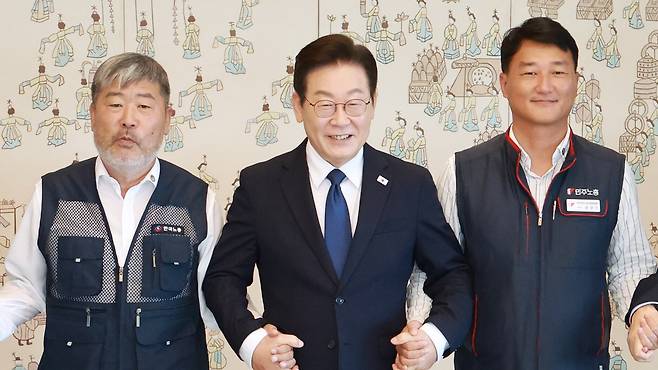 이재명 대통령이 4일 서울 용산 대통령실 청사에서 열린 양대노총 위원장과의 오찬 간담회에 참석해 김동명 한국노총 위원장, 양경수 민주노총 위원장과 기념촬영을 하고 있다./연합뉴스