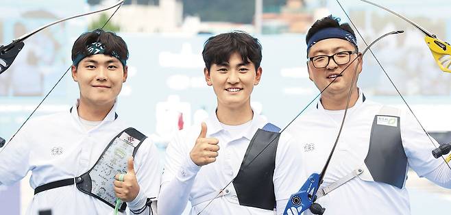양궁 대표팀 이우석(왼쪽부터), 김제덕, 김우진이 10일 광주 세계양궁선수권 리커브 남자 단체 결승에서 우승한 뒤 기념 촬영하고 있다. /연합뉴스