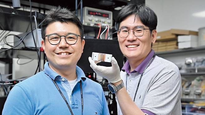 한국과학기술연구원 양자기술연구단 연구실의 김용수 단장과 한상욱 박사(한국양자정보학회장). 한 박사가 개발 중인 양자칩을 들어보이고 있다.