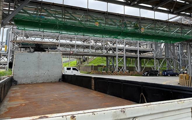 여수국가산업단지에 있는 공장에서 자재 등을 운반하는 김모씨의 화물차 뒤편이 텅 비어있다./여수=홍인석