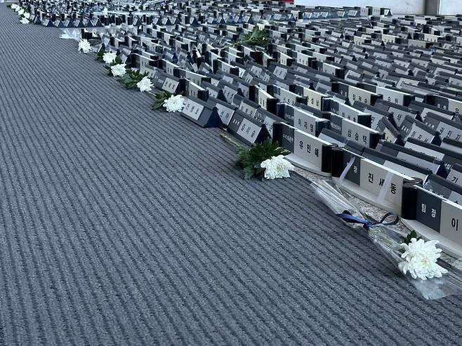 금융감독원 직원들이 자발적으로 여의도 금감원 로비에 세워둔 명패의 모습. ⓒ데일리안 손지연 기자