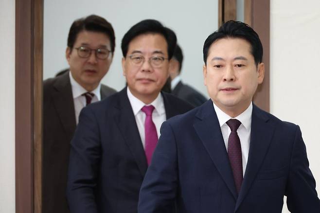 국민의힘 장동혁 대표와 송언석 원내대표가 11일 서울 여의도 국회에서 열린 최고위원회의에 참석하고 있다. 연합뉴스