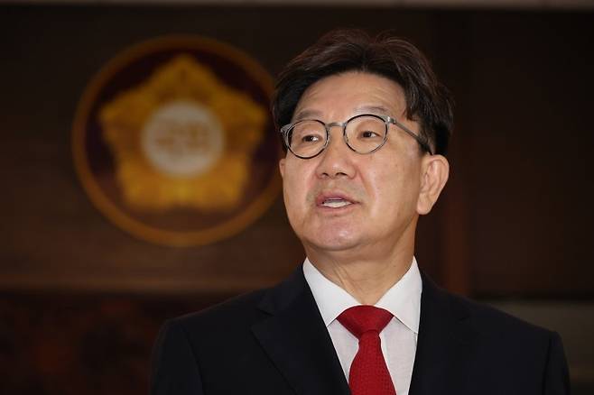 국민의힘 권성동 의원이 11일 서울 여의도 국회 본회의장을 나서 입장을 밝히고 있다. 연합뉴스