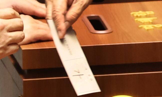 불법 정치자금 수수 혐의를 받는 국민의힘 권성동 의원이 11일 국회 본회의에서 자신의 체포동의안에 대해 투표하고 있다. 불체포특권 포기 의사를 밝힌 바 있는 권 의원이 ‘가’라고 적은 투표용지를 투표함에 넣고 있다. 연합뉴스