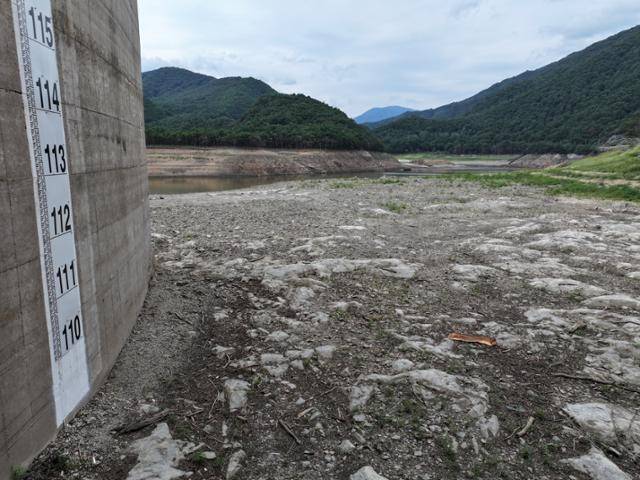 9일 강원 강릉시 오봉저수지가 바짝 말라붙어 바닥을 드러낸 모습. 연합뉴스