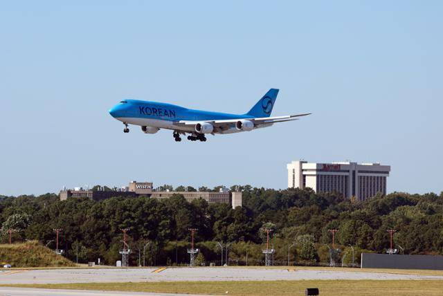 미국 조지아주의 현대차그룹-LG에너지솔루션 배터리 합작 공장 건설 현장에서 구금된 한국인을 태워 한국으로 데려갈 대한항공 전세기가 10일 조지아주 하츠필드-잭슨 애틀랜타 국제공항에 착륙하고 있다. 애틀랜타=연합뉴스