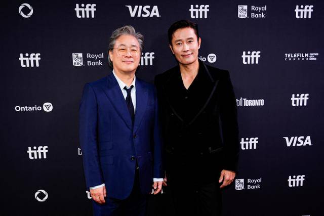 배우 이병헌(오른쪽)과 박찬욱 영화감독이 9일(한국시간) 캐나다 토론토국제영화제(TIFF)에 영화 '어쩔수가없다'로 초청돼 참석했다. 토론토=로이터 연합뉴스