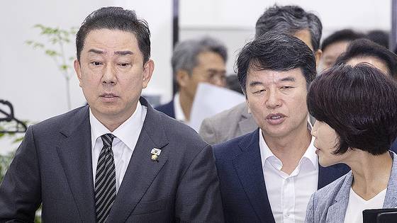 더불어민주당 김병기 원내대표와 한정애 정책위의장, 문진석 원내수석부대표가 11일 국회에서 열린 정책조정회의 내부 회의를 마친 뒤 원내대표회의실로 입장하고 있다. 연합뉴스