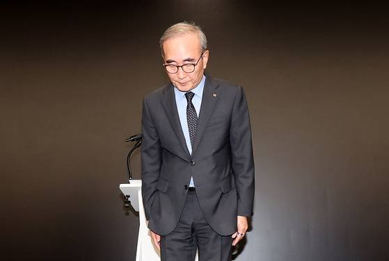 김영섭 KT 대표이사가 11일 오후 서울 종로구 KT 광화문 West 사옥에서 소액결제 피해 관련 기자 브리핑에 앞서 고개숙여 사과를 하고 있다. 뉴스1