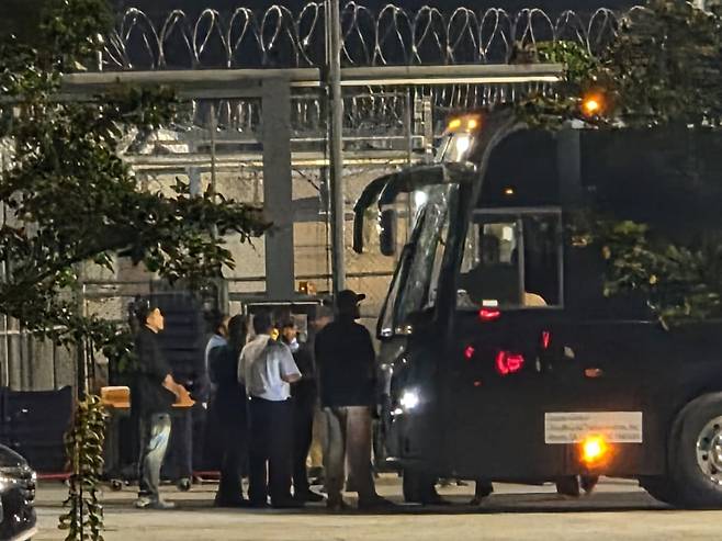 11일(현지시간) 새벽 1시20분께 미국 조지아주 포크스턴 이민세관단속국(ICE) 구금시설에서 나온 한국인들이 전세버스에 올라타고 있다. 사진=김인엽 특파원