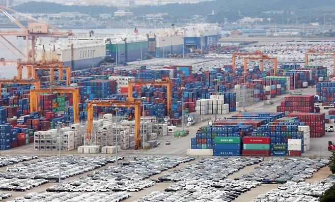 경기 평택시 포승읍 평택항에 수출용 컨테이너들이 쌓여있다. / 사진=뉴스1 김영운 기자