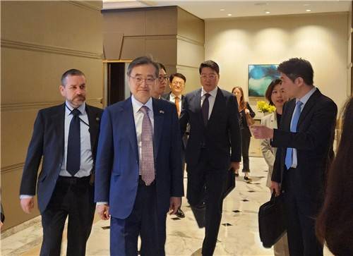 이민 당국에 구금된 한국인 300여명의 조속한 석방과 귀국을 위해 방미 중인 조현 외교부 장관이 10일(현지 시간) 마코 루비오 미국 국무부 장관을 만나기 위해 워싱턴DC의 숙소를 나서고 있다. 연합뉴스