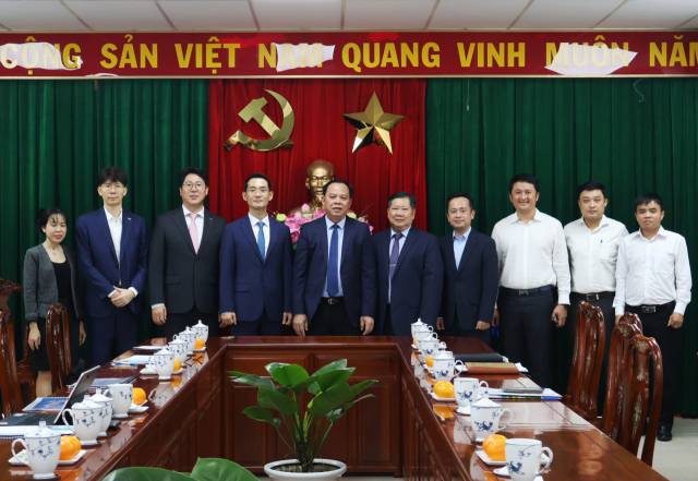 최승호(왼쪽 두 번째부터) 대한비나 법인장, 김응서 대한전선 경영기획실 상무, 김준석 대한전선 경영총괄 부사장, 보 탄 둑 동나이성 성장) 대한전선과 동나이성 관계자가 지난 10일 동나이성 당국에서 기념 촬영을 하고 있다. 사진 제공=대한전선