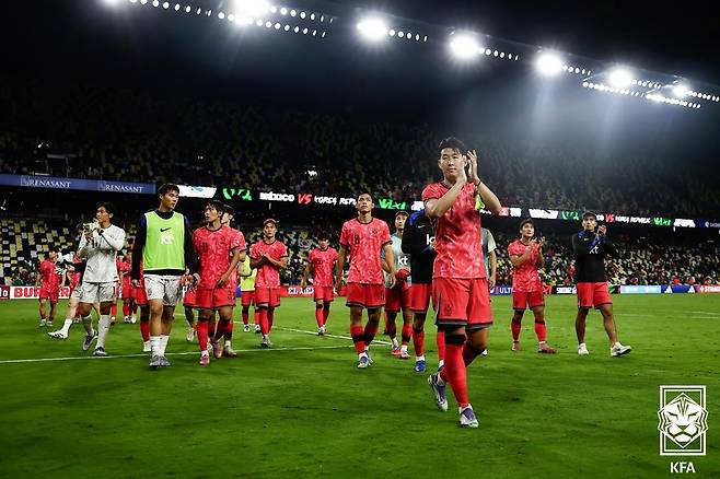 한국 축구대표팀 선수들이 10일 멕시코전에서 2-2 무승부를 거둔 뒤 팬에게 인사하고 있다. 대한축구협회 제공