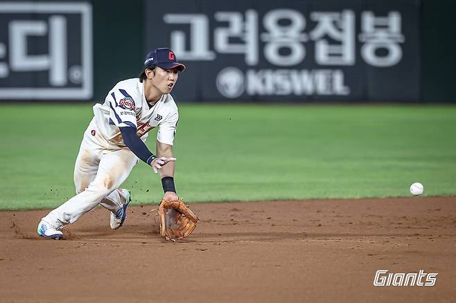 지난 10일 사직 한화전에서 수비하는 롯데 전민재. 롯데 자이언츠 제공