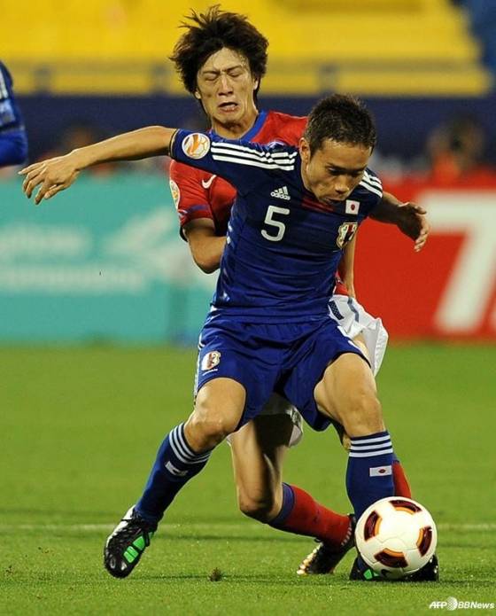 2011 아시아축구연맹(AFC) 아시안컵 당시 나가토모 유토(앞)와 이청용이 몸싸움을 벌이고 있다. /AFPBBNews=뉴스1