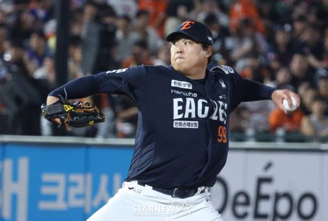 한화 류현진이 10일 사직 롯데전에서 역투하고 있다. /사진=김진경 대기자