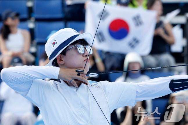 한국 양궁 여자 리커브 국가대표 안산이 10일 광주 5·18 민주광장에서 열린 '광주 2025 현대 세계선수권대회' 여자 단체전 동메달 결정전에서 과녁을 조준하고 있다. /사진=뉴스1 제공