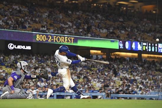 11일(한국시간) 미국 캘리포니아주 로스앤젤레스의 다저스타디움에서 열린 2025 미국 메이저리그(MLB) 콜로라도 로키스와의 홈경기에 2번타자 겸 유격수로 선발 출전한 LA 다저스 무키 베츠가 만루홈런 포함 5타수 4안타 5타점으로 활약했다. AP 연합뉴스