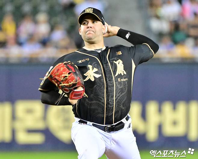 11일 오후 서울 송파구 잠실야구장에서 열린 '2025 신한 SOL Bank KBO리그' KT 위즈와 LG 트윈스의 경기, 3회말 KT 선발투수 헤이수스가 공을 힘차게 던지고 있다. 잠실, 김한준 기자