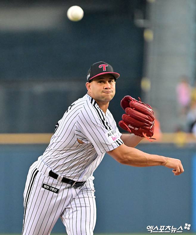 11일 오후 서울 송파구 잠실야구장에서 열린 '2025 신한 SOL Bank KBO리그' KT 위즈와 LG 트윈스의 경기, 1회초 LG 선발투수 치리노스가 공을 힘차게 던지고 있다. 잠실, 김한준 기자
