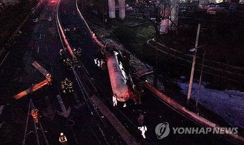 멕시코시티 도심의 가스 탱크로리 폭발 (멕시코시티 로이터=연합뉴스) 2025년 9월 10일 멕시코시티의 이그나시오 사라고사 애비뉴 위 자동차 전용도로 고가차도에서 가스를 싣고 가던 탱크로리가 폭발한 현장에서 긴급대응팀이 복구 작업을 벌이고 있다. (REUTERS/Alberto Fajardo REFILE) 2025.9.11.