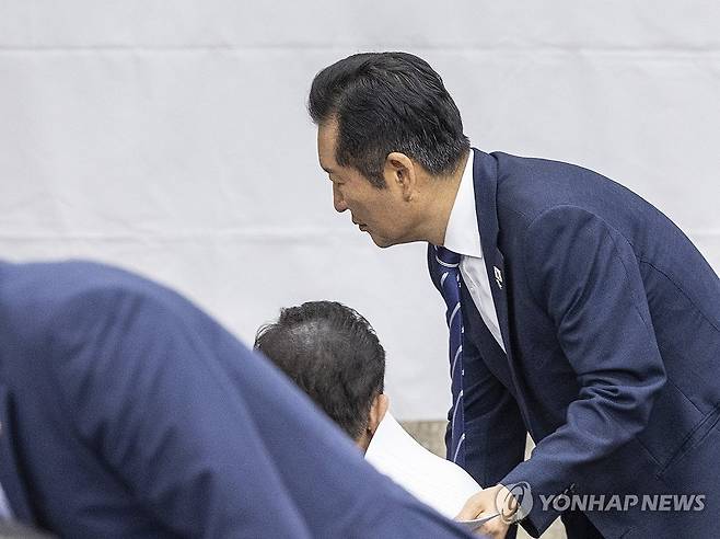 비공개 의총 입장해 김병기와 인사하는 정청래 (서울=연합뉴스) 황광모 기자 = 더불어민주당 정청래 대표가 11일 국회에서 본회의를 앞두고 열린 비공개 의원총회에 입장해 먼저 입장해 앉아있던 김병기 원내대표와 인사하고 있다. 2025.9.11 hkmpooh@yna.co.kr