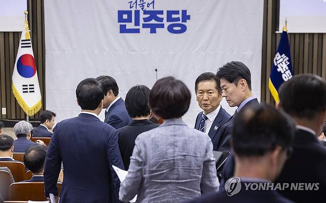 비공개 의원총회 참석한 정청래 (서울=연합뉴스) 황광모 기자 = 더불어민주당 정청래 대표가 11일 국회에서 본회의를 앞두고 열린 비공개 의원총회에 입장하다 의원들과 대화하고 있다. 2025.9.11 hkmpooh@yna.co.kr