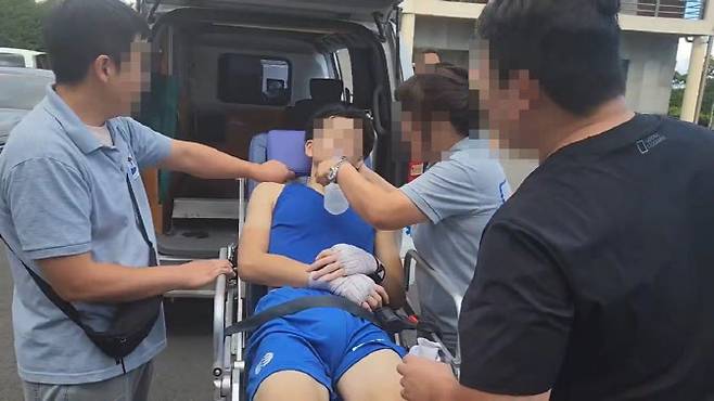 사설구급차 인원들이 사고 후 조연호 군의 이송을 준비하고 있다.