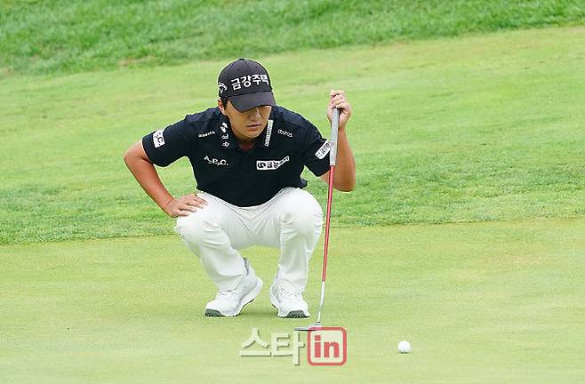 옥태훈이 10번홀에서 그린의 경사를 살피고 있다. (사진=이데일리 골프in 김상민 기자)