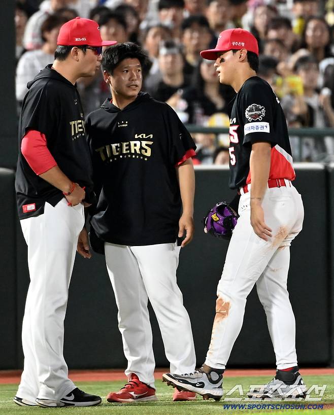 7일 부산 사직야구장에서 열린 KIA와 롯데의 경기, 5회말 무사 1루 김도영이 윤동희의 땅볼을 처리하다 몸의 불편함을 호소하며 교체되고 있다. 부산=허상욱 기자wook@sportschosun.com/2025.08.07/