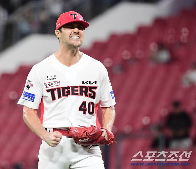 10일 광주 기아챔피언스필드에서 열린 KIA와 삼성의 경기. 5회 2사 만루 실점 위기를 넘기고 포효하는 KIA 네일. 원래 KIA 팬들이라면, 네일 뒤에 보이는 1루 원정 관중석도 가득 채운다. 광주=송정헌 기자songs@sportschosun.com/2025.09.10/