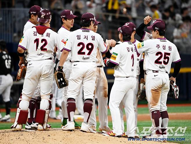 9일 고척스카이돔에서 열린 LG와 키움의 경기, 키움이 11대2로 승리했다. 승리의 기쁨을 나누는 키움 선수들의 모습. 고척=허상욱 기자wook@sportschosun.com/2025.09.09/