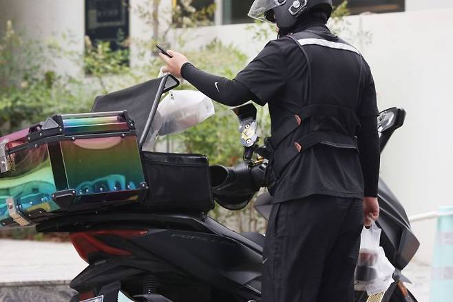 배달 음식을 배달 중인 라이더의 모습. 기사와는 무관. 연합뉴스