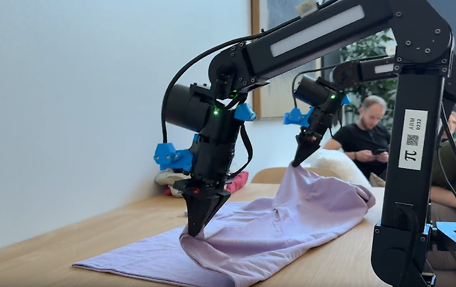 피지컬 인텔리전스의 실험 결과에 따르면, 개발중인 모델은 다양한 로봇을 제어할 수 있으며, 빨래를 개거나 골판지 상자를 조립하는 등 이전의 어떠한 로봇 학습 시스템도 성공적으로 수행하지 못했던 작업들을 수행할 수 있는 것으로 나타났다. 출처 피지컬 인텔리전스