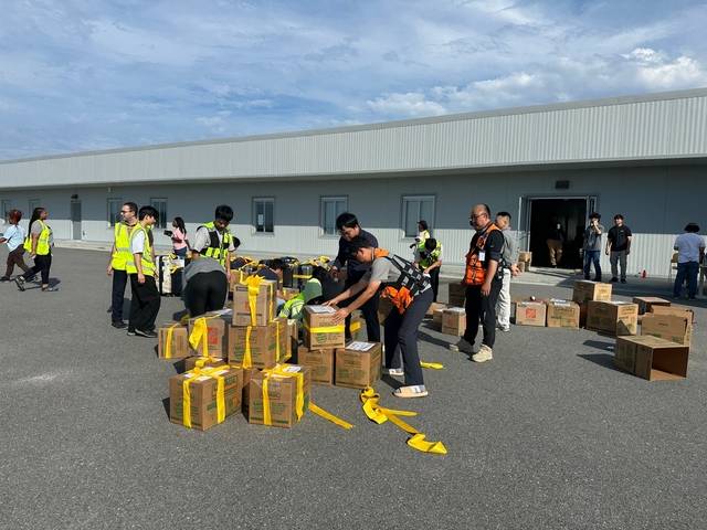 LG에너지솔루션 직원들이 구금됐던 동료들의 개별 짐을 포장하고 있다. 이 짐들은 화물운송으로 한국으로 보낸 뒤 각 인원들의 자택으로 배송할 예정이다. LG에너지솔루션 제공.