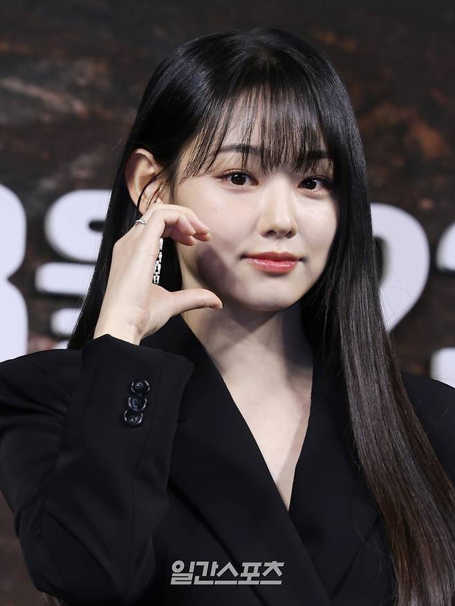 배우 강미나가 20일 오전 서울 중구 앰배서더 서울 풀만 호텔에서 열린 디즈니+ '트웰브' 제작발표회에 참석해 포토타임을 갖고 있다. 동양의 12지신을 모티브로 한 시리즈 '트웰브'는 인간을 수호하기 위해 인간의 모습으로 살아가고 있는 12천사들이 악의 무리에 맞서는 전투를 그린 액션 히어로물. 오는 23일 밤 9시 20분에 KBS 2TV에서 첫 방송되며 방송 직후 디즈니+에서도 만나 볼 수 있다. 서병수 기자 qudtn@edaily.co.kr /2025.08.20/