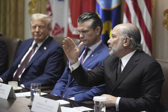 도널드 트럼프 대통령이 지난달 26일(현지시간) 워싱턴 백악관에서 열린 국무회의에서 하워드 러트닉 상무부 장관(오른쪽)이 발언하는 동안 피트 헤그셋 국방부 장관(가운데)과 함께 경청하고 있다. AP=연합뉴스