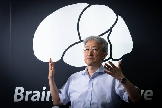 문제일 대구경북과학기술원(DGIST) 뇌과학과 교수가 손을 들고 향을 맡고 있다. 후각융합연구센터장인 그는 후각과 뇌의 관계를 담은『나는 향기가 보여요』(아르테)를 펴내기도 했다. 장진영 기자