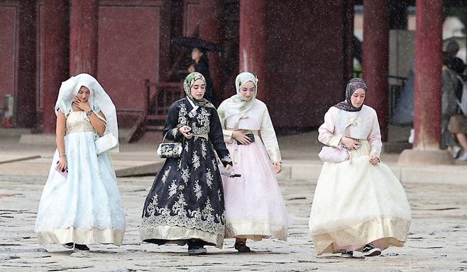 지난 1일 오후 서울 종로구 경복궁에서 외국인 관광객들이 빠르게 발걸음을 옮기고 있다. /사진 = 뉴스1