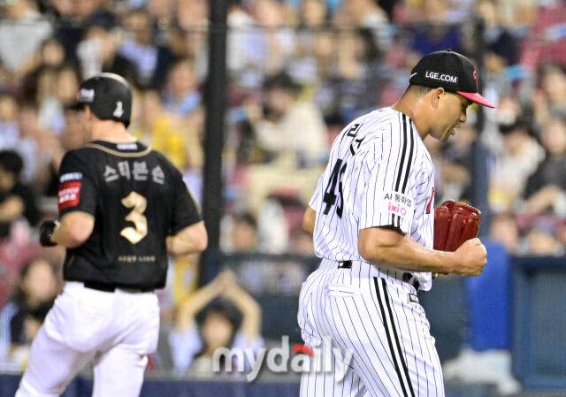 2025년 9월 11일 오후 서울 잠실구장에서 열린 '2025 신한 SOL뱅크 KBO 리그' KT 위즈와 LG 트윈스의 경기LG 선발투수 치리노스가 6회초 실점 위기를 무실점으로 막은 뒤 기뻐하고 있다./잠실=유진형 기자