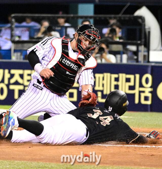 2025년 9월 11일 오후 서울 잠실구장에서 열린 '2025 신한 SOL뱅크 KBO 리그' KT 위즈와 LG 트윈스의 경기KT 3루 주자 이호연이 6회초 무사 1.3루서 허경민의 3루수 앞 땅볼 때 1루 주자 안치영이 2루에서 포스아웃이 될 때 홈으로 쇄도하다 아웃되고 있다./마이데일리