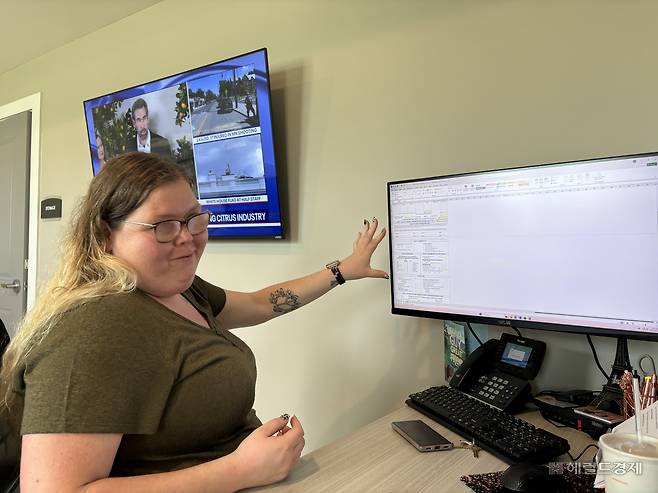 미국 플로리다주 올랜도의 펀그로브에서 데스티니 빅슬러 매니저가 취재진에게 입주민의 소득 요건에 대해 설명하고 있다. 김희량 기자