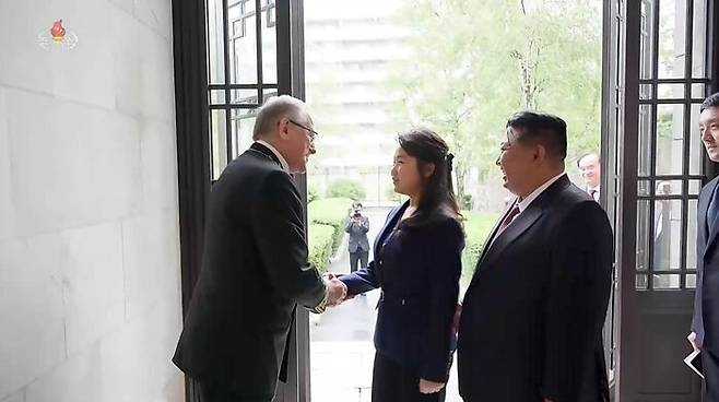 러시아 대사관에서 마체고라 대사와 악수하는 김주애